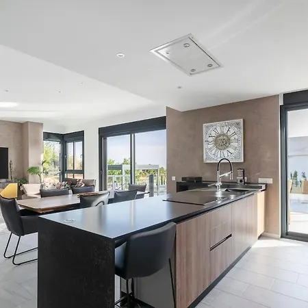 Villa Luxurious Reina Helena With Private Pool!